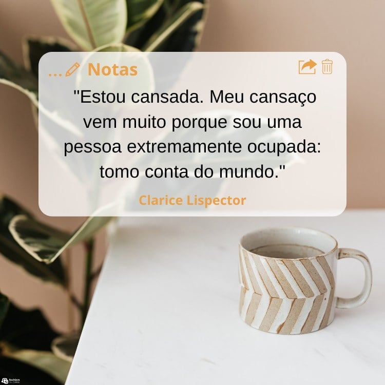 Foto de planta, mesa branca e xícara bege, com retângulo desfocado e frase "Estou cansada. Meu cansaço vem muito porque sou uma pessoa extremamente ocupada: tomo conta do mundo."