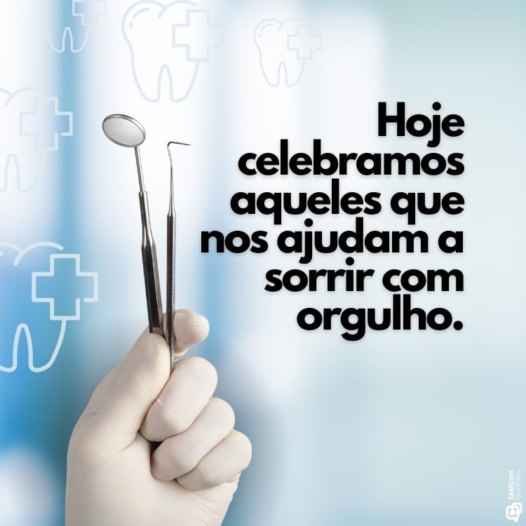 A imagem homenageia dentistas, mostrando uma mão enluvada segurando instrumentos odontológicos. Ao fundo, um padrão de dentes e cruzes médicas em tons de azul. A frase "Hoje celebramos aqueles que nos ajudam a sorrir com orgulho" está em destaque, reforçando a importância e o reconhecimento dos profissionais de odontologia.