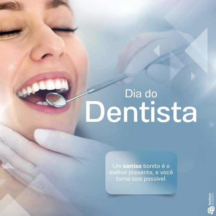 A imagem celebra o Dia do Dentista, mostrando uma mulher sorrindo durante um exame dental. Um dentista segura um espelho odontológico dentro de sua boca. O fundo é azul com formas geométricas. A frase "Um sorriso bonito é o melhor presente, e você torna isso possível" destaca a importância dos dentistas.