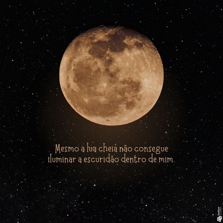 A imagem mostra uma lua cheia dourada em um céu estrelado. Abaixo, há a frase: "Mesmo a lua cheia não consegue iluminar a escuridão dentro de mim." O contraste entre a luz da lua e a escuridão do céu reflete a mensagem de introspecção e luta interna, criando uma atmosfera profunda e contemplativa.