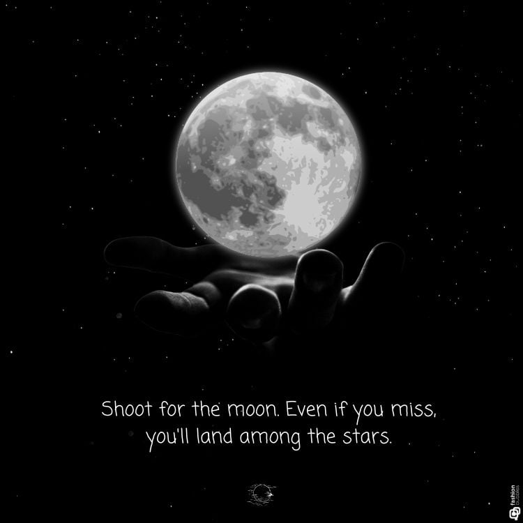 A imagem mostra uma mão aberta em direção ao céu, segurando uma lua cheia brilhante. O fundo é escuro, pontilhado de estrelas. Abaixo, lê-se a frase: "Shoot for the moon. Even if you miss, you'll land among the stars." Esta cena inspira frases sobre a lua e a busca por sonhos.