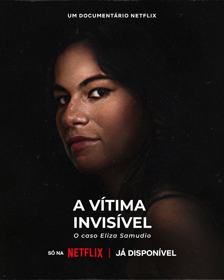 A imagem é um pôster de um documentário da Netflix intitulado "A Vítima Invisível: O caso Eliza Samudio". Mostra o rosto de uma mulher em destaque, parcialmente iluminado, criando um ar de mistério e seriedade. O fundo é escuro, destacando o texto em branco e vermelho que indica que o documentário já está disponível na plataforma. A composição sugere uma narrativa envolvente e impactante.