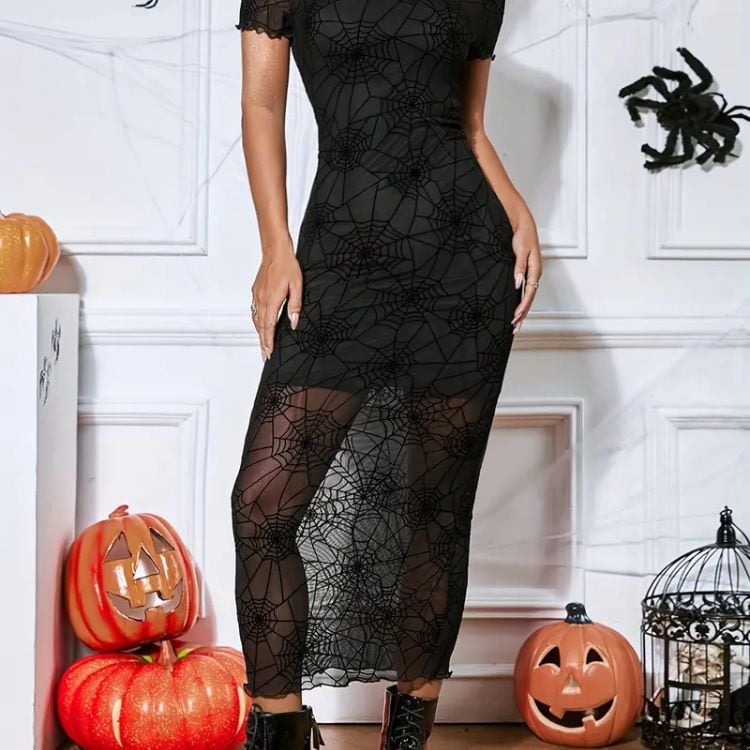 Mulher de pele morena vestido vestido preto curto com capa transparente de teia de aranha por cima