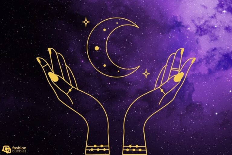 Fundo de céu estrelado azul e roxo com desenho dourado de mãos, lua e estrelas, simbolizando horóscopo semanal de 28 de outubro a 3 de novembro