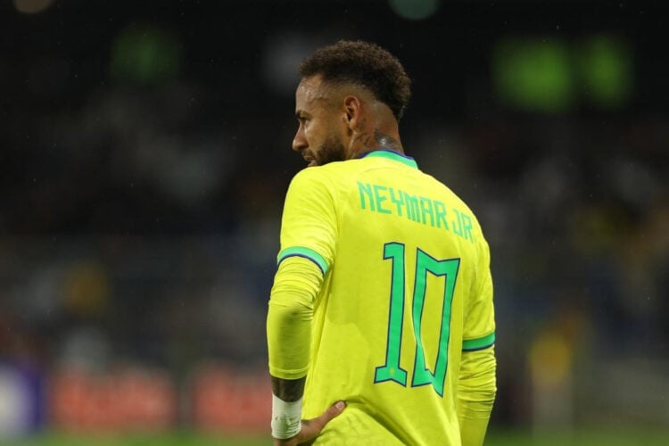 Foto de Neymar diagonal usando camisa amarela da Seleção Brasileira, segunda pele amarela e expressão triste