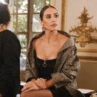 Paula Manosso sentada para assistir desfile da Paris Fashion Week