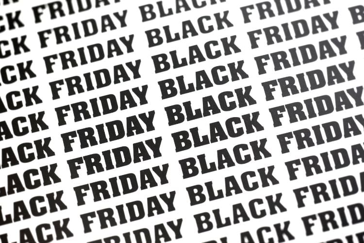 A imagem apresenta repetidamente as palavras "BLACK FRIDAY" em letras maiúsculas pretas sobre um fundo branco. As palavras estão dispostas em linhas diagonais, criando um padrão contínuo e dinâmico. O contraste entre o preto e o branco destaca a mensagem, associada a promoções e descontos.