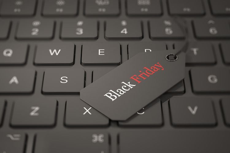 A imagem mostra um teclado de computador com uma etiqueta preta sobre as teclas. Na etiqueta, está escrito "Black Friday" em letras brancas e vermelhas. A combinação sugere um tema de compras online, destacando a popularidade das promoções digitais durante esse evento. Essa imagem ilustra a matéria sobre o significado de Black Friday.