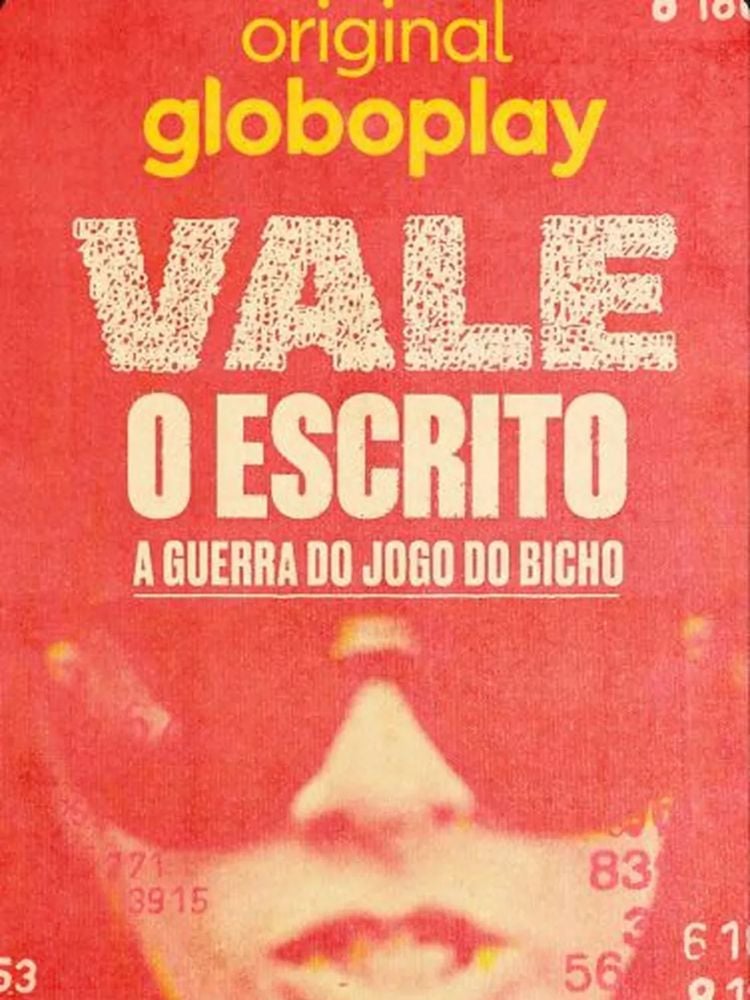 Pôster da série "Vale o Escrito", com fundo vermelho, foto de pessoa usando óculos de sol, logo da Globoplay e título "Vale o Escrito - A guerra do jogo do bicho"