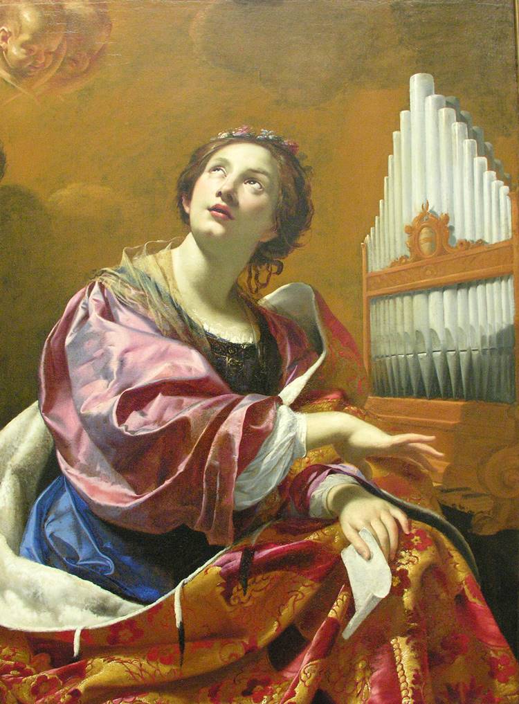 A pintura de Simon Vouet retrata Santa Cecília em um ambiente sereno, sentada ao lado de um órgão. Ela olha para cima com expressão contemplativa, vestindo roupas luxuosas em tons de rosa, azul e dourado. O fundo é dourado e celestial, com anjos espreitando entre nuvens. A cena transmite uma atmosfera de devoção e inspiração musical.