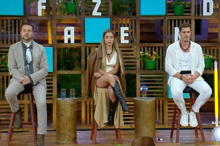 Albert, Babi e Sacha sentados lado a lado no programa ao vivo