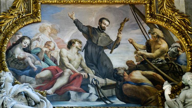 Na pintura, São Francisco Xavier está no centro, pregando com energia, segurando uma cruz. Ele é rodeado por figuras de aparência humilde e atenta, em uma cena dinâmica. Há movimento e expressões de surpresa e devoção. Um cenário celestial envolve a cena, destacando a inspiração divina de sua mensagem.