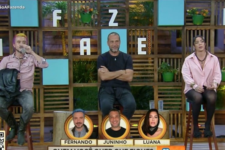 Foto de Fernando, Juninho e Luana lado a lado durante programa ao vivo