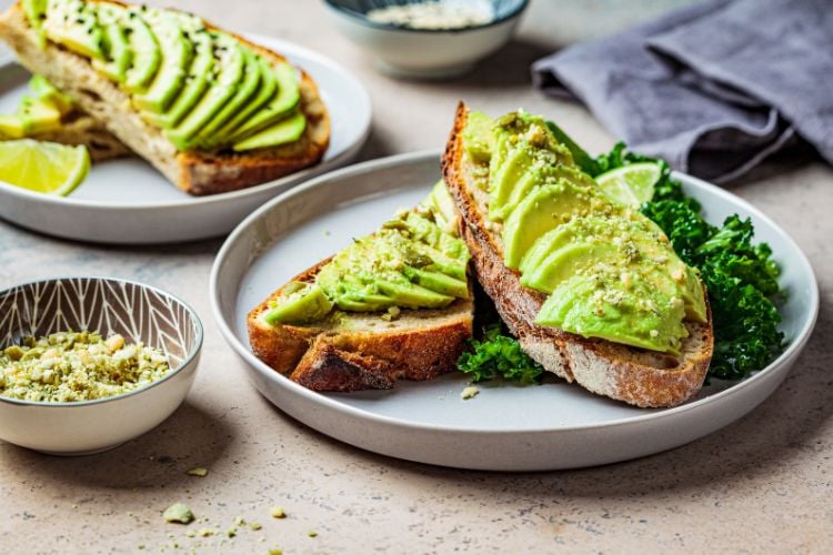 Foto de pratos com avocado toast