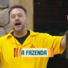 Um participante de A Fazenda 16 segura o Lampião, símbolo de poder no reality show. Ele veste uma camisa amarela e está em um cenário de pedras, expressando entusiasmo. O logotipo do programa, "A Fazenda", aparece em destaque na imagem.