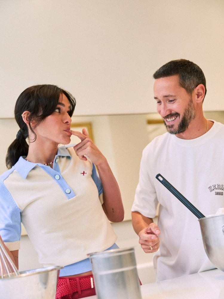 Bruna Marquezine usando blusa de gola azul e bege provando panetone com Cedric Grolet ao lado usando blusa branca