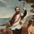 A imagem mostra São Francisco Xavier pregando, vestindo uma túnica branca e estola ornamentada. Ele segura uma cruz no ar com a mão direita, enquanto uma multidão o observa com atenção. Ao fundo, há um navio no mar e uma paisagem montanhosa, ressaltando seu papel como missionário viajante.