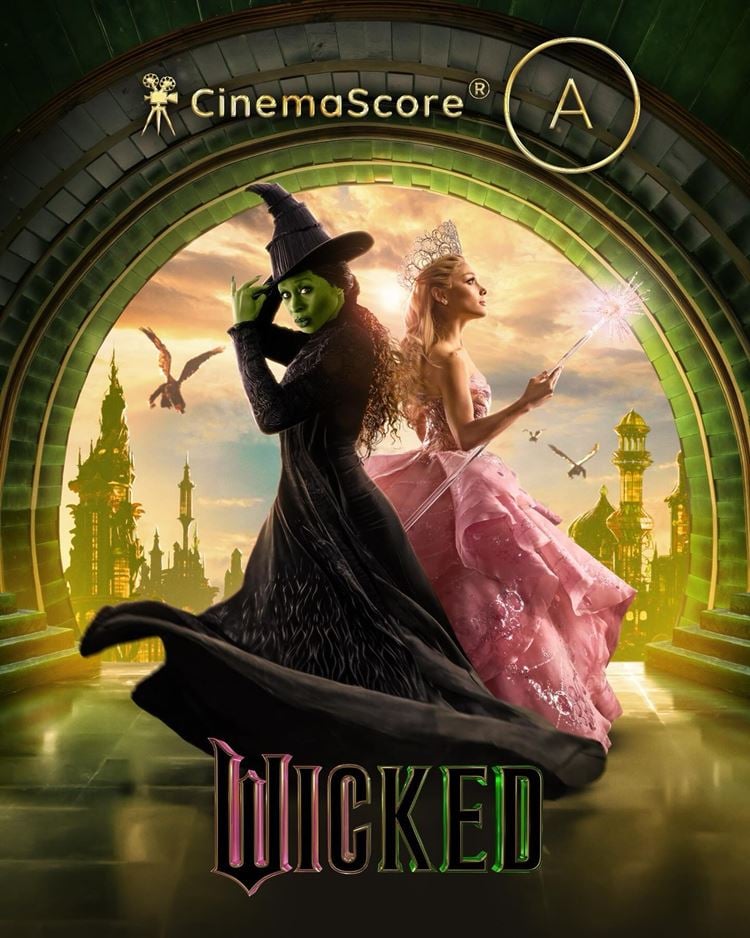 Duas figuras contrastantes do filme Wicked: uma bruxa de pele verde e chapéu preto ao lado de uma fada em vestido rosa e coroa, ambas em um cenário mágico com castelos e céu alaranjado. A imagem exibe um tom cinematográfico e encantador.