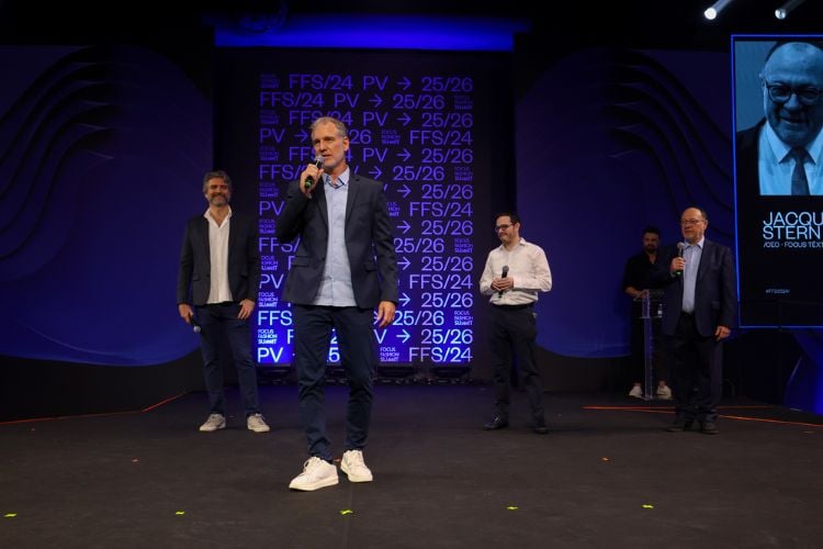 Foto de 5 homens com traje social sobre palco do Focus Fashion Summit 