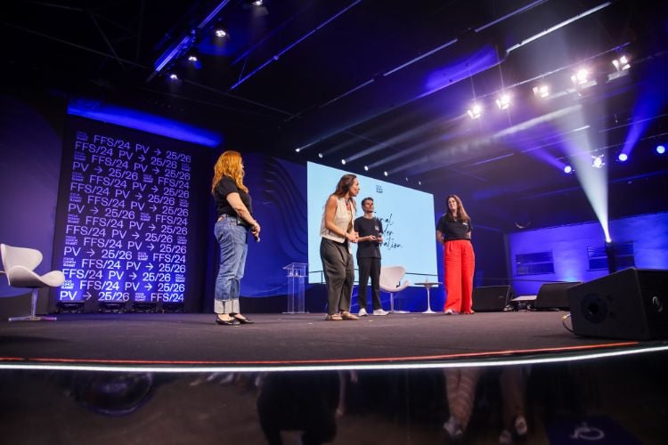 Foto de mulheres de pele clara e um homem no palco do Focus Fashion Summit 