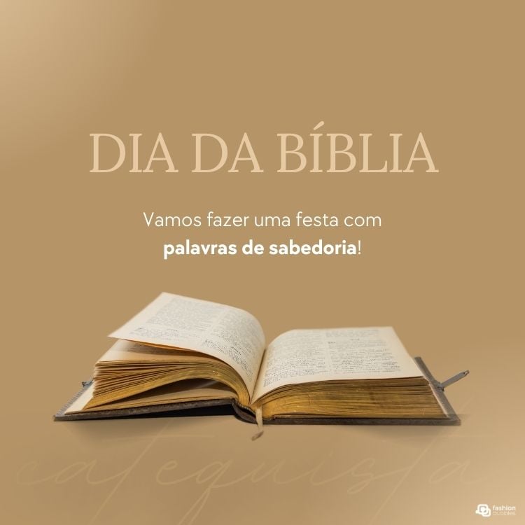 A imagem celebra o Dia da Bíblia, mostrando uma Bíblia aberta sobre um fundo bege. A frase "Vamos fazer uma festa com palavras de sabedoria!" está escrita em destaque, criando um convite à reflexão e celebração das Escrituras Sagradas.