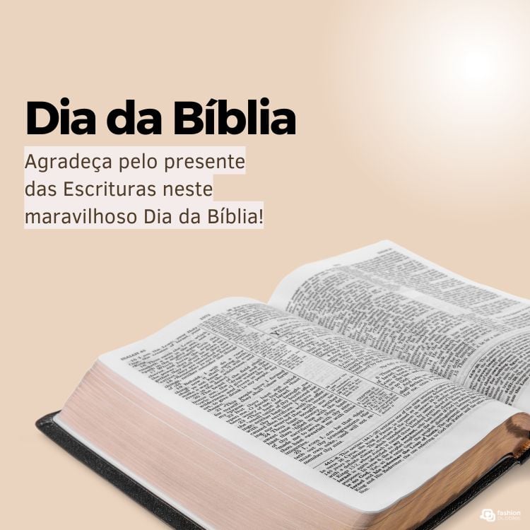 A imagem exibe uma Bíblia aberta sobre um fundo bege claro. À esquerda, está o texto "Dia da Bíblia" em negrito, seguido pela mensagem "Agradeça pelo presente das Escrituras neste maravilhoso Dia da Bíblia!" destacando a importância das Escrituras.