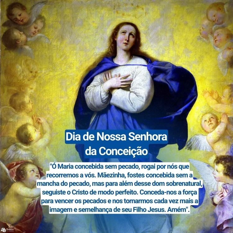 Nossa Senhora da Conceição é retratada com vestes brancas e manto azul, cercada por anjos em um fundo celestial dourado. Sua expressão é serena, com mãos cruzadas sobre o peito. A imagem destaca sua pureza e santidade, acompanhada de uma oração, simbolizando devoção e fé.