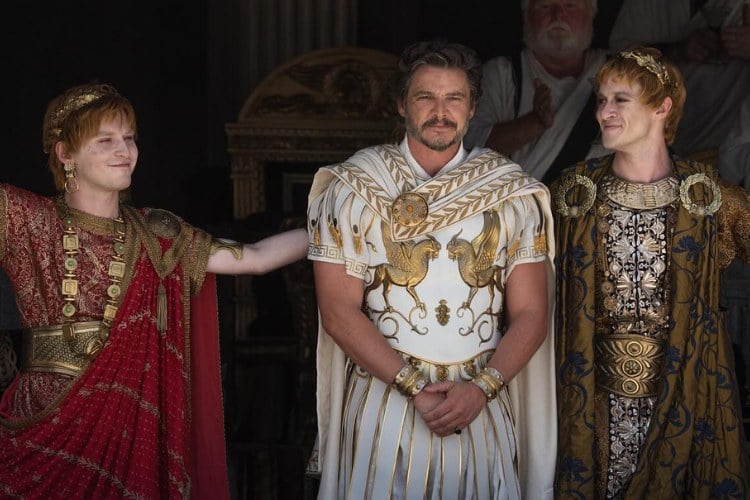 Joseph Quinn e Fred Hechinger de Caracalla e Geta, com Pedro Pascal como Marcus Acacius ao centro, todos usando roupas típicas do Império Romano