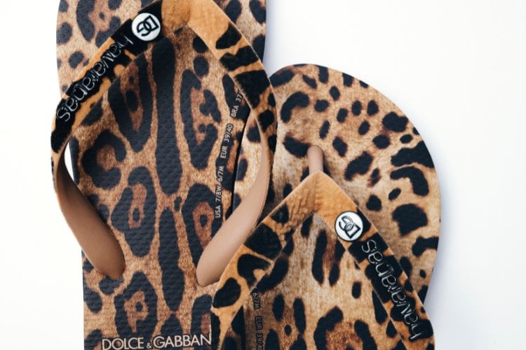 Foto de perto de Havaianas de pele de leopardo em collab com a Dolce&Gabbana