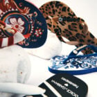 Chinelos da Havaianas com a Dolce & Gabbana, sendo um de pele de leopardo, um de zebra, um azul e vermelho com flores e outro azul e branco