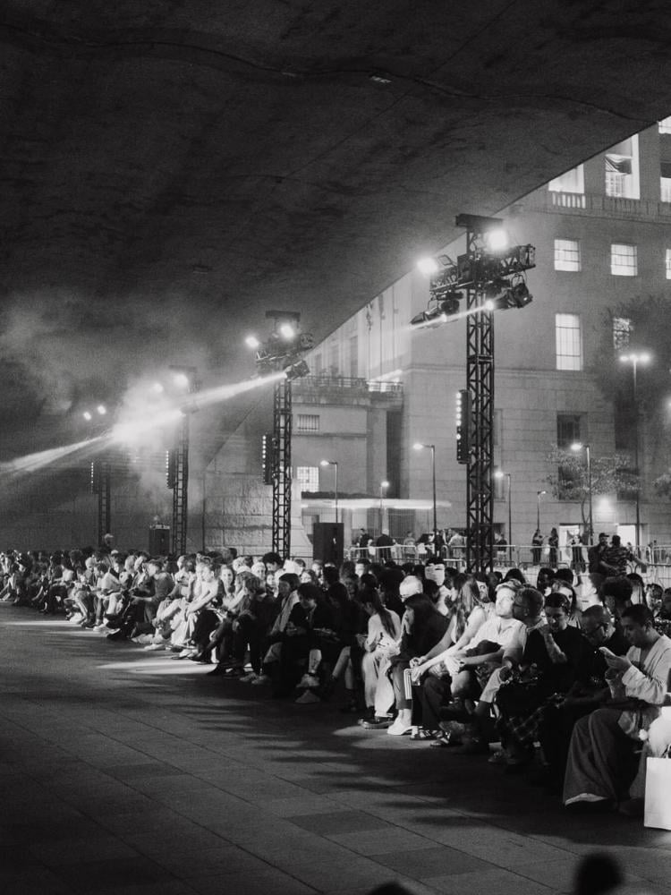 Foto em preto e branco de pessoas assistindo ao desfile