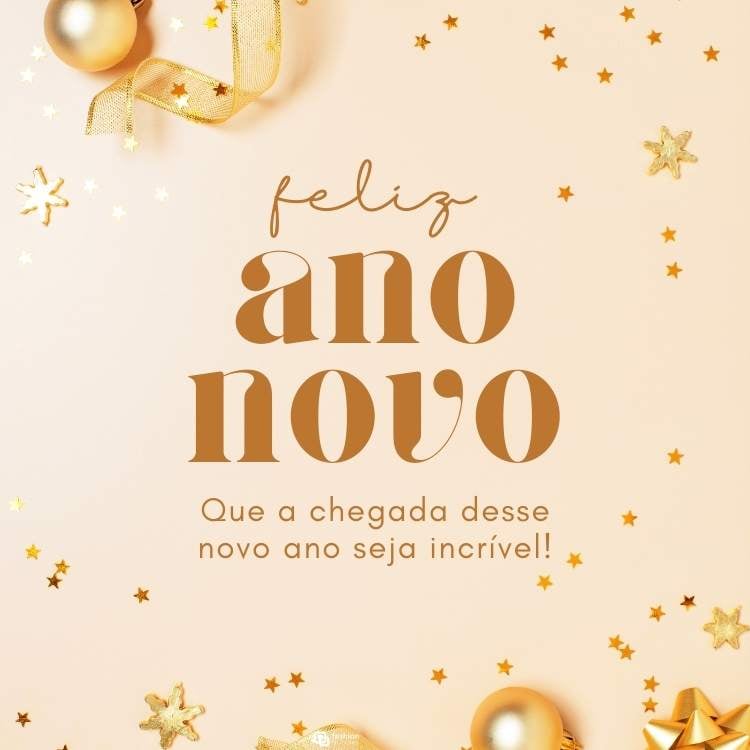 A imagem apresenta uma mensagem de "Feliz Ano Novo" em letras douradas. O fundo é decorado com estrelas e bolas de Natal douradas, acompanhadas de fitas brilhantes. A frase "Que a chegada desse novo ano seja incrível!" está em destaque, trazendo um clima festivo e elegante.