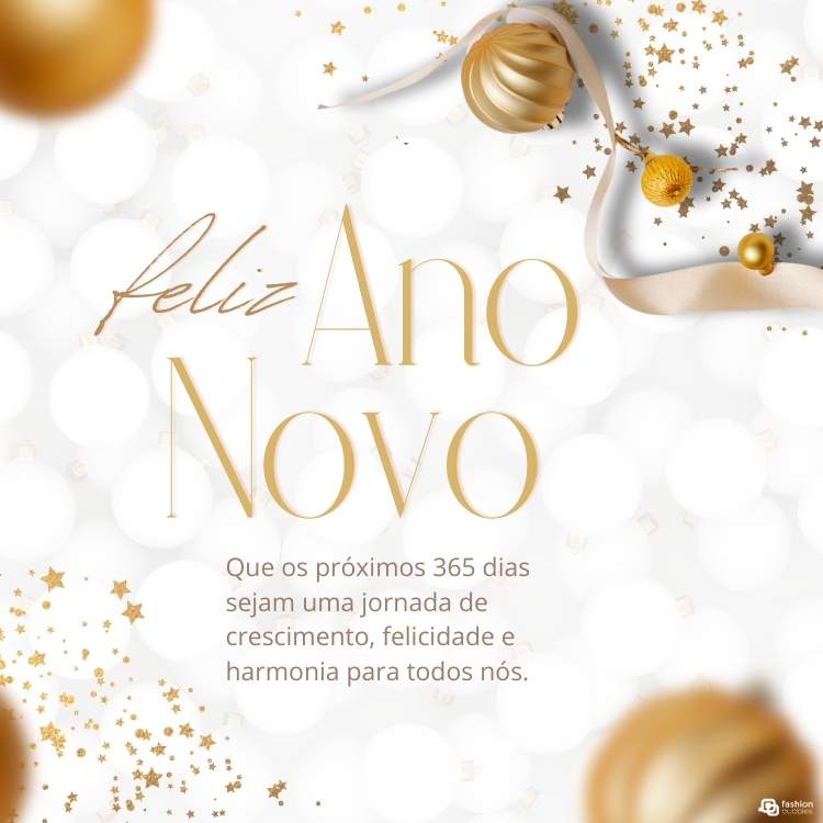 A imagem exibe a mensagem "Feliz Ano Novo" em destaque com letras douradas sobre um fundo branco. Enfeites dourados, como fitas e estrelas, adornam o visual. Abaixo, lê-se: "Que os próximos 365 dias sejam uma jornada de crescimento, felicidade e harmonia para todos nós." Atmosfera festiva e elegante.