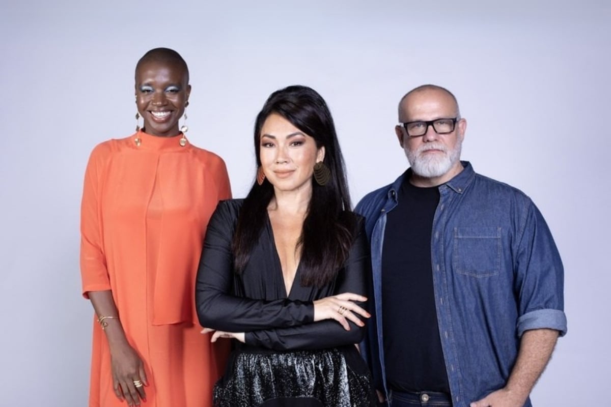 Loo Nascimento usando vestido laranja à direita, Danni Suzuki usando look all black ao meio e Clóvis Pessoa de blusa preta e camisa jeans à direita