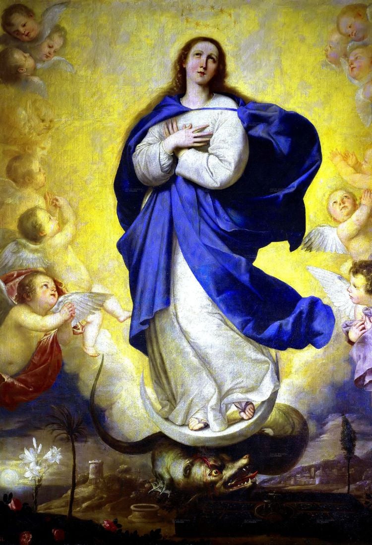 A imagem mostra Nossa Senhora da Conceição em túnica branca e manto azul, cercada por anjos. Ela está sobre uma lua crescente e uma serpente, simbolizando sua pureza e triunfo sobre o pecado. O fundo dourado realça sua santidade, enquanto os anjos em adoração completam a cena celestial.