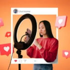 Foto de fundo laranja com montagem de layout do Instagram com mulher de origem asiática mexendo em celular preso em ring light