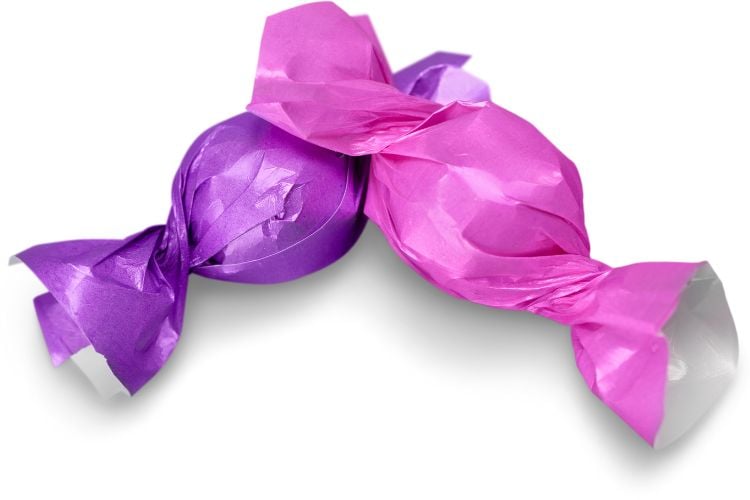 2 bombons com emalagens roxo e rosa em fundo branca