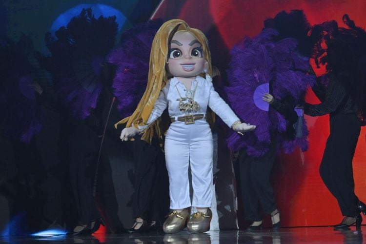 Pessoa fantasiada de Carminha no palco do The Masked Singer Brasil 