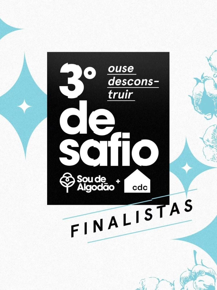 O cartaz apresenta o 3º Desafio Sou de Algodão + Casa de Criadores com um design moderno. No centro, um fundo preto destaca o título "3º de safio" em fonte branca e grande, com a palavra "desafio" dividida em duas linhas. Acima, aparece o texto "ouse desconstruir" em letras menores e sublinhadas. Abaixo estão os logotipos do "Sou de Algodão", representado pelo ícone de algodão, e da "Casa de Criadores (cdc)", simbolizado por uma casa estilizada.No rodapé do cartaz, a palavra "FINALISTAS" é exibida em letras guardadas pretas, levemente inclinadas e sublinhadas por um traço azul claro. O fundo do cartaz é branco, decorado com elementos gráficos que incluem formas geométricas em azul claro e desenhos delicados de flores