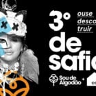 O cartaz apresenta o 3º Desafio Sou de Algodão + Casa de Criadores com uma composição visual criativa. À direita, em um fundo preto, está em destaque o título "3º de safio" em letras grandes e brancas, com a palavra "desafio" dividida em duas linhas. Acima, em letras menores e sublinhadas, lê-se "ouse desconstruir". Na parte inferior direita, os logotipos do "Sou de Algodão", representado pelo ícone de algodão, e da "Casa de Criadores (cdc)", simbolizados por uma casa estilizada, reforçam a parceria do evento. À esquerda, a imagem de uma modeloada estilizada ocupa grande parte do espaço. Um modelo aparece em preto e branco com disciplinas gráficas em azul claro e laranja, que criam uma estética ousada e desconstruída. Ela usa um chapéu decorado com orelhas e uma maquiagem marcante, que inclui elementos geométricos e brilhos