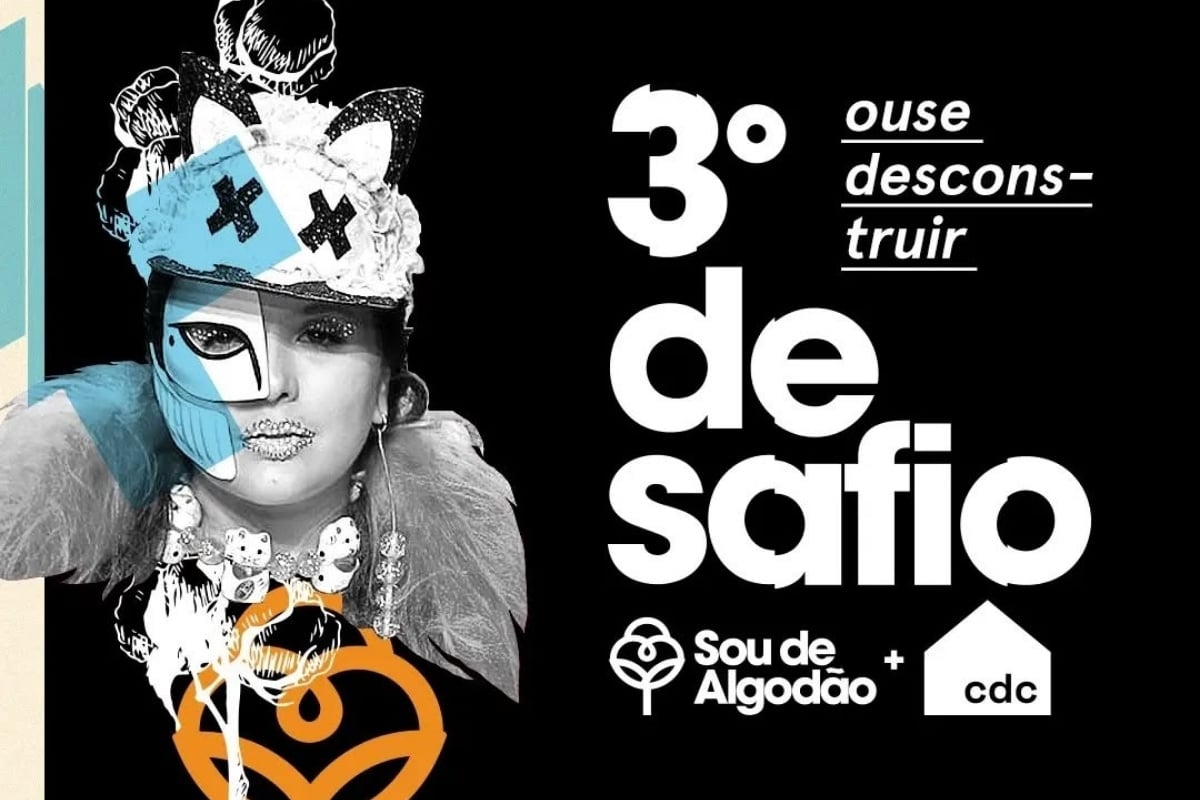 O cartaz apresenta o 3º Desafio Sou de Algodão + Casa de Criadores com uma composição visual criativa. À direita, em um fundo preto, está em destaque o título "3º de safio" em letras grandes e brancas, com a palavra "desafio" dividida em duas linhas. Acima, em letras menores e sublinhadas, lê-se "ouse desconstruir". Na parte inferior direita, os logotipos do "Sou de Algodão", representado pelo ícone de algodão, e da "Casa de Criadores (cdc)", simbolizados por uma casa estilizada, reforçam a parceria do evento. À esquerda, a imagem de uma modeloada estilizada ocupa grande parte do espaço. Um modelo aparece em preto e branco com disciplinas gráficas em azul claro e laranja, que criam uma estética ousada e desconstruída. Ela usa um chapéu decorado com orelhas e uma maquiagem marcante, que inclui elementos geométricos e brilhos