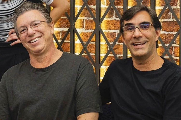 foto de Boninho e Rodrigo Dourado lado a lado e sorridentes