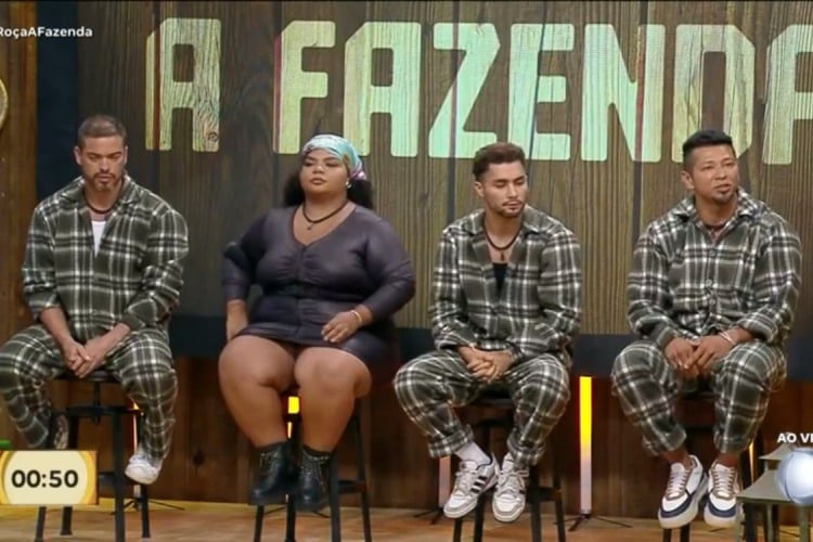 Foto mostra Flora, Gui Vieira, Gilsão e Sidney lado a lado nos banquinhos durante o programa ao vivo.