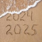 Escrito 2024 e 2025 na areia de praia com onda cobrindo parte de 2024. Retrospectiva 2024