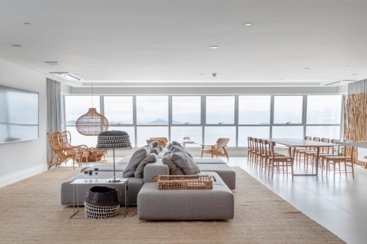 Foto de sala de estar integrada com sala de jantar de apartamento na praia com decoração clean