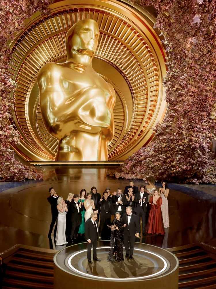 Elenco de Oppenheimer no palco do Oscar