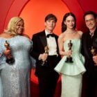 Foto de fundo vermelho e laranja com ganhadores do Oscar 2024: Da'Vine Joy Randolph de vestido lilás; Cilyan Murph de terno preto; Emma Strone de vestido verde e Robert Downey Jr de terno preto