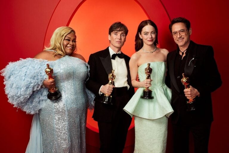 Foto de fundo vermelho e laranja com ganhadores do Oscar 2024: Da'Vine Joy Randolph de vestido lilás; Cilyan Murph de terno preto; Emma Strone de vestido verde e Robert Downey Jr de terno preto