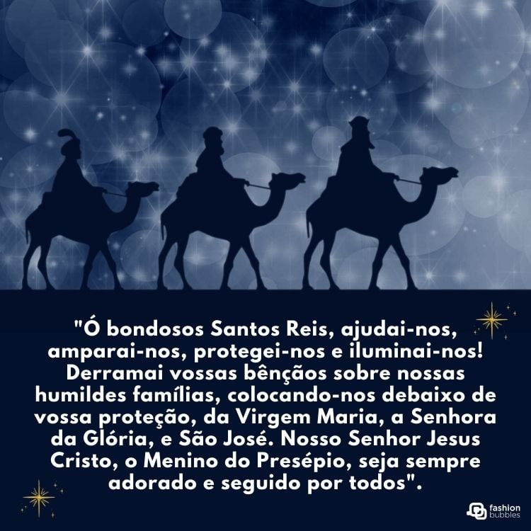 Silhuetas dos três reis magos sobre camelos, viajando sob um céu estrelado. Abaixo, uma oração pedindo proteção e bênçãos dos Santos Reis, mencionando Jesus, a Virgem Maria e São José. A cena evoca fé e devoção.