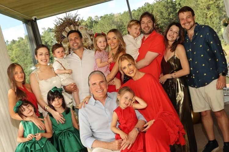 Foto da família de Roberto Justus comemorando Natal antecipado